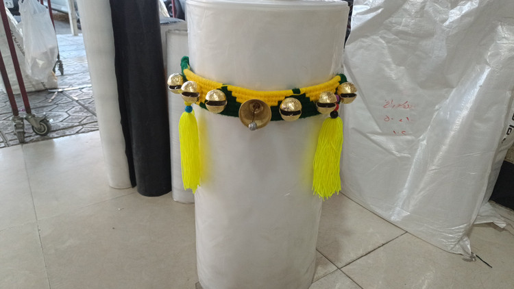 قلاده گردنی شتر و اسب قرمز بافت ۱۲۰ سانتی متری زنگوله دار