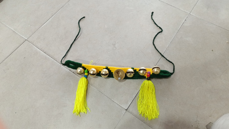 قلاده گردنی شتر و اسب قرمز بافت ۱۲۰ سانتی متری زنگوله دار