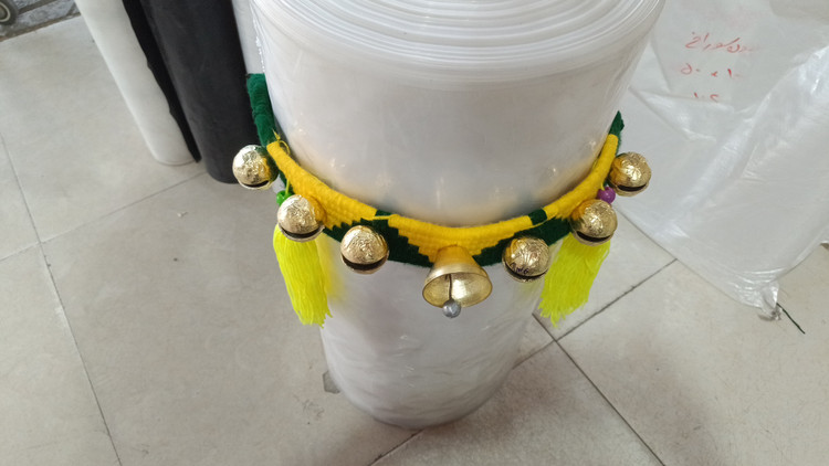 قلاده گردنی شتر و اسب قرمز بافت ۱۲۰ سانتی متری زنگوله دار